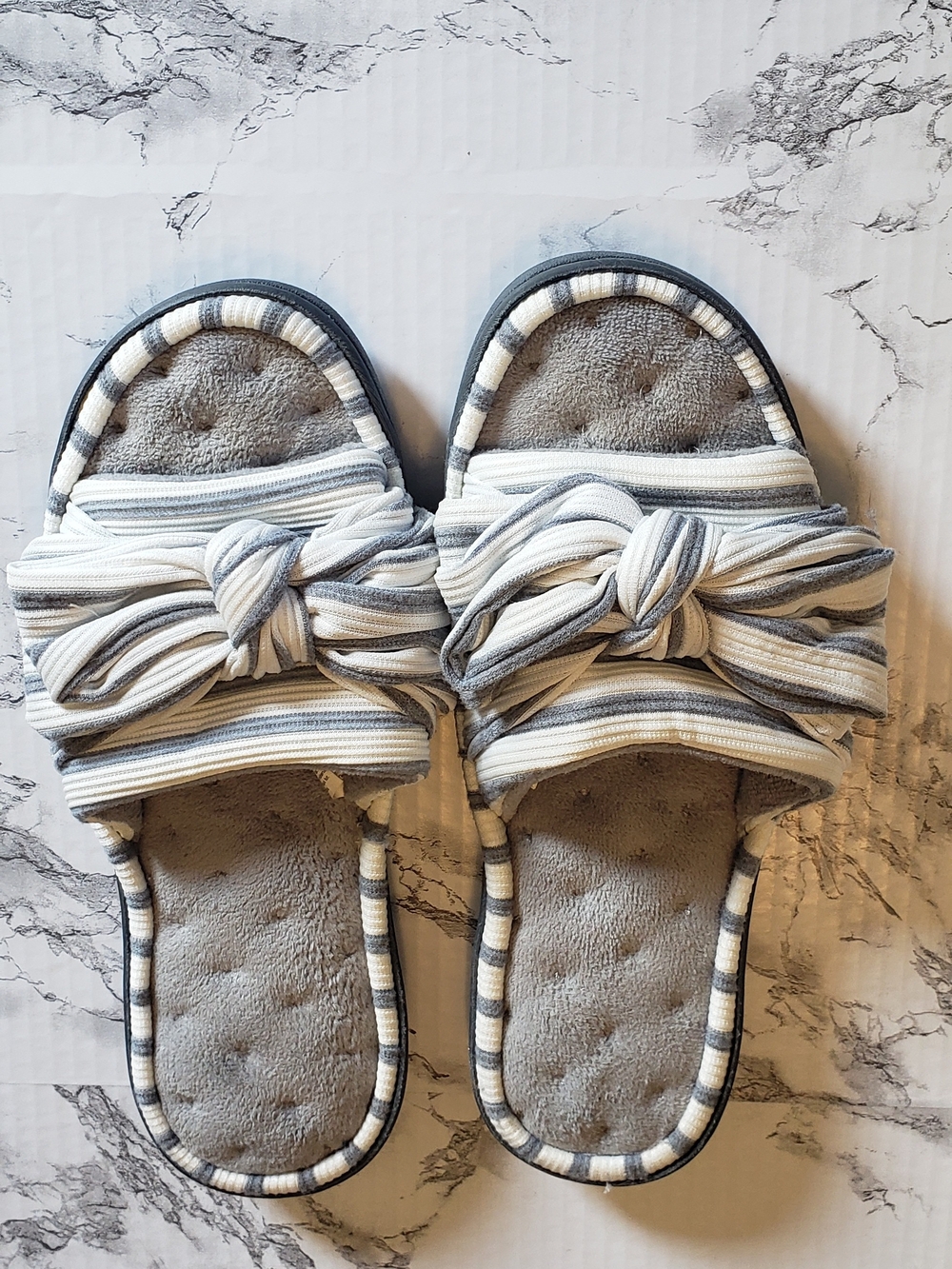 Ulta Beauty Gray and White Striped Knot Slide Sandals. Size 7-8. Memory Foam.‎